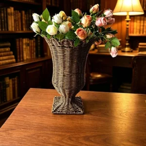 Vase en rotin tissé avec base surélevée — gobelet