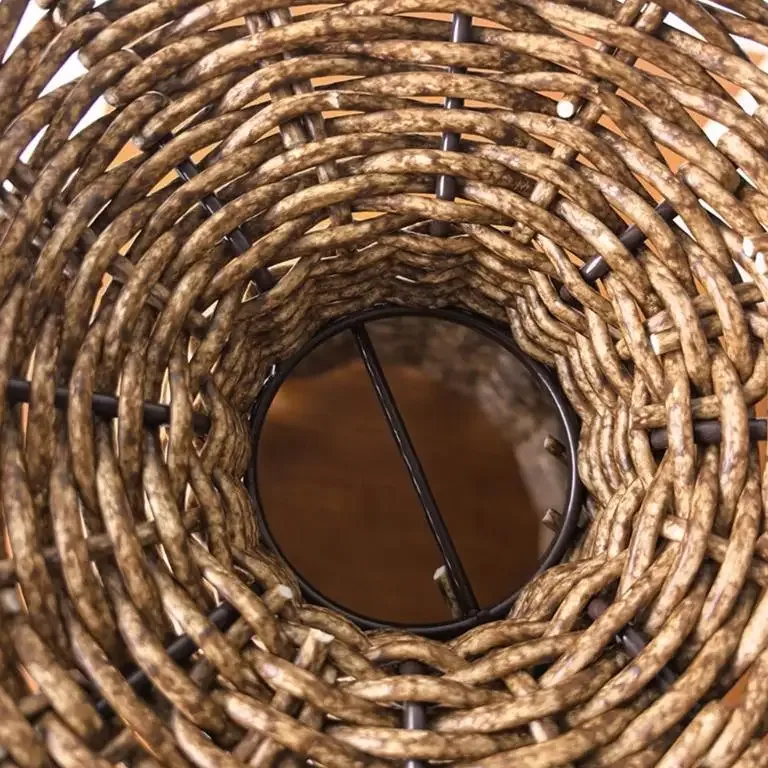 Vase en rotin tissé avec base surélevée — gobelet – Image 3