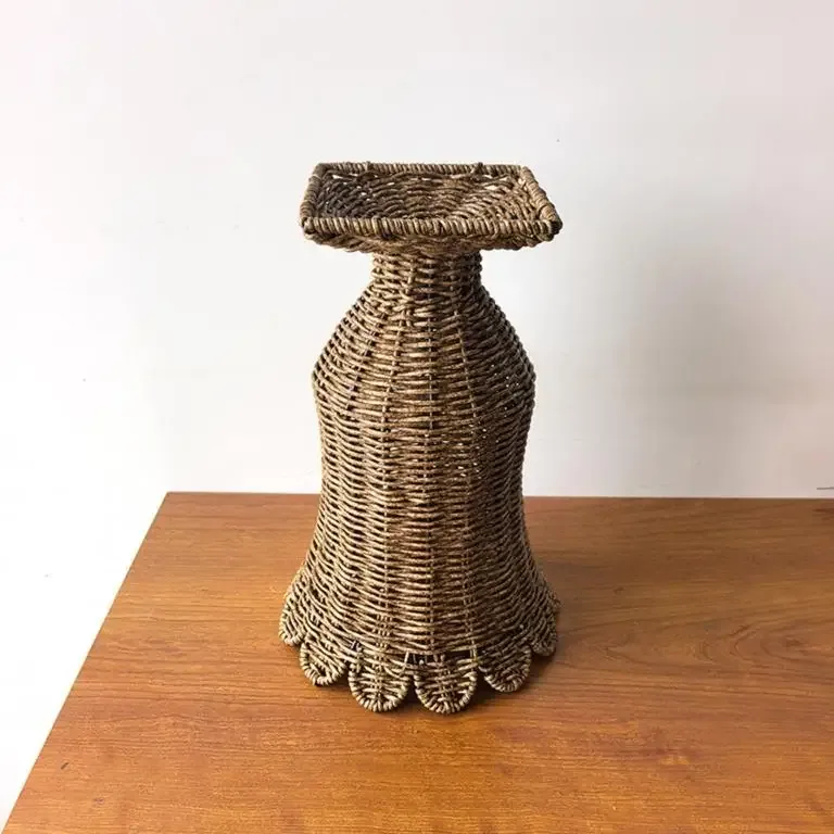 Vase en rotin tissé avec base surélevée — gobelet – Image 4