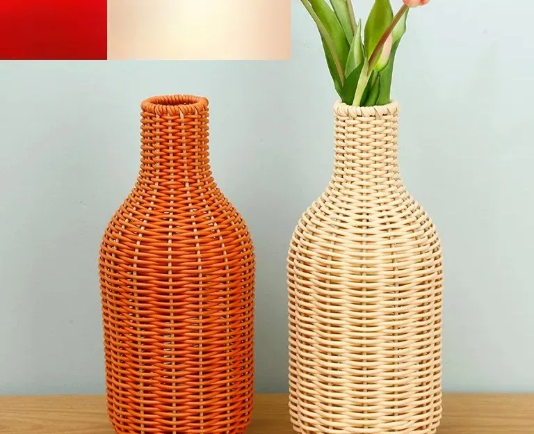Vase petit en rotin tressé et plastique