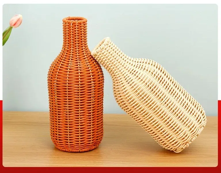 Vase petit en rotin tressé et plastique – Image 2