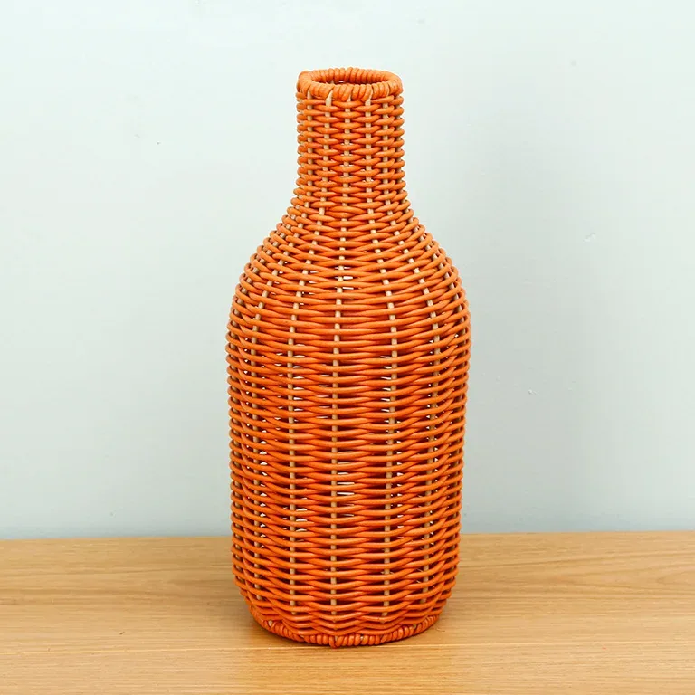Vase petit en rotin tressé et plastique – Image 4