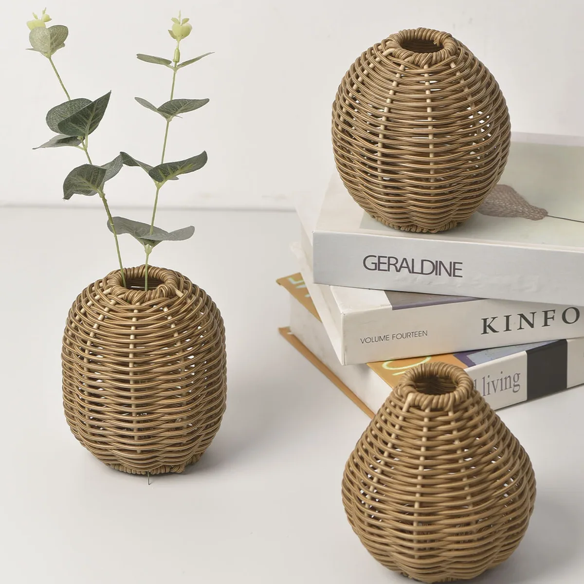 Vase vintage tressé main en rotin naturel