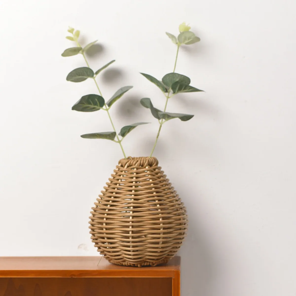 Vase vintage tressé main en rotin naturel – Image 3