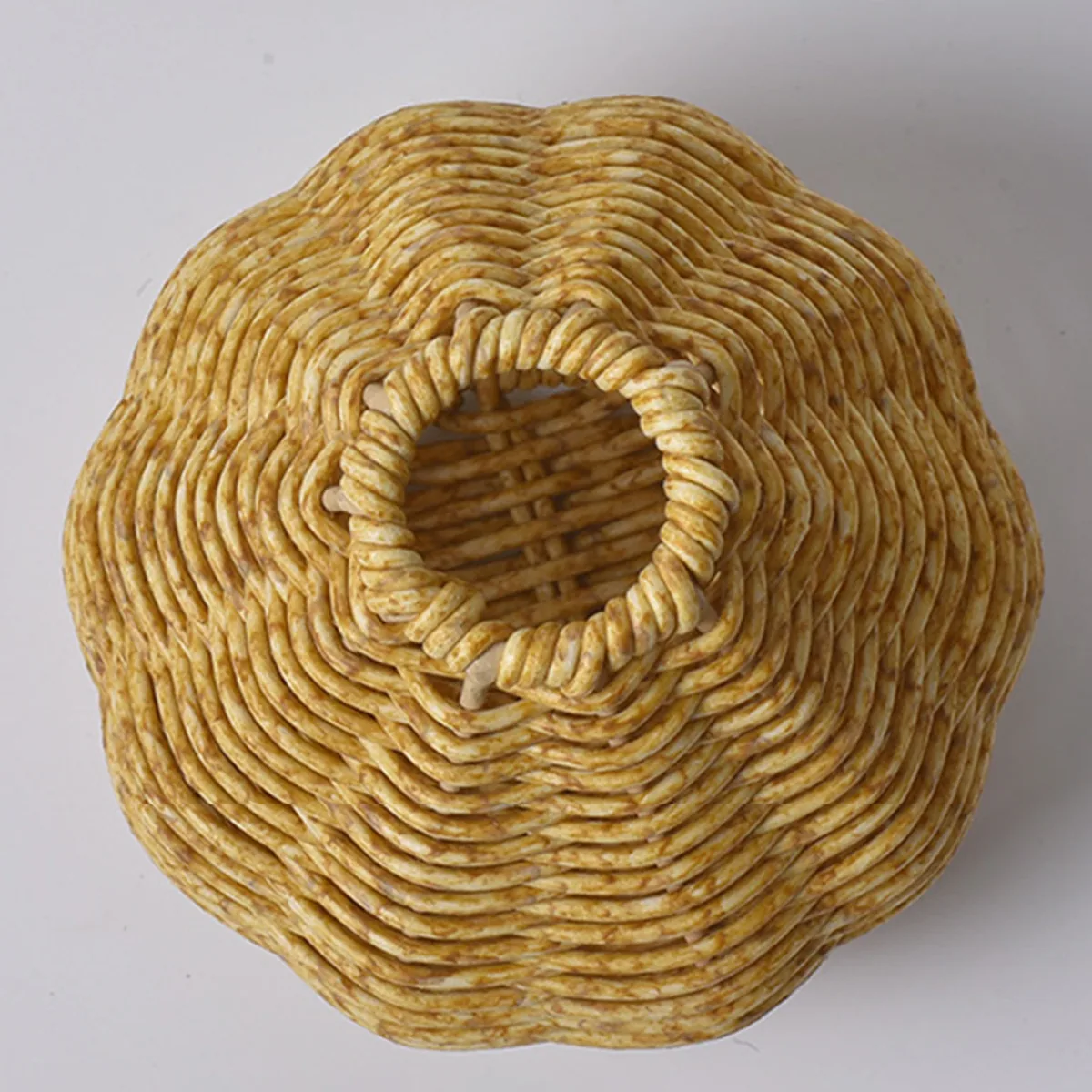 Vase vintage tressé main en rotin naturel – Image 5